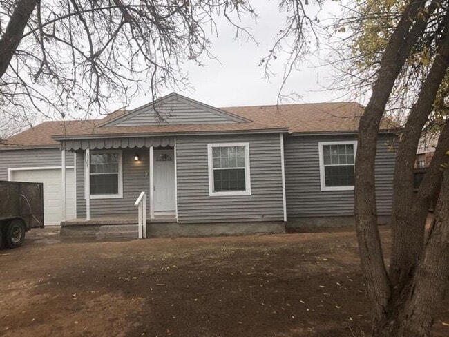 property at 1209 E Cowden Ave