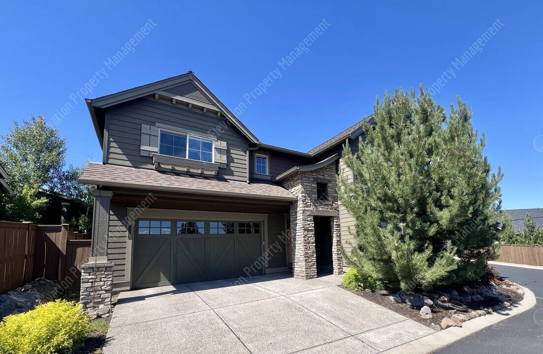 2608 NW Boulder Ridge Loop in Bend, OR - Building Photo