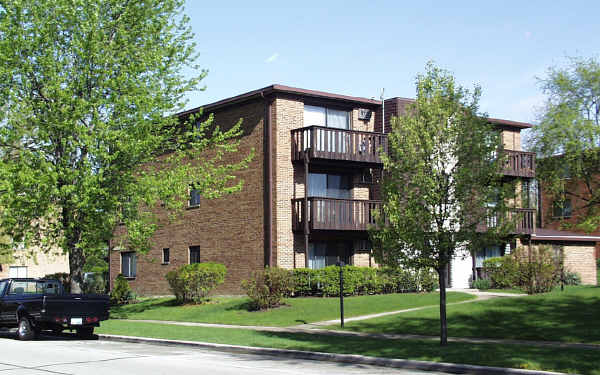 608 W 65th St in Westmont, IL - Building Photo