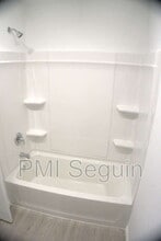 809 Riviera Ct in Seguin, TX - Building Photo - Building Photo