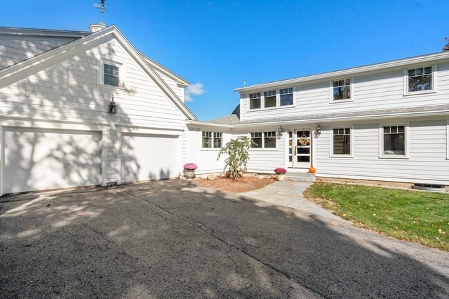 335 Central Rd in Rye, NH - Foto de edificio - Building Photo