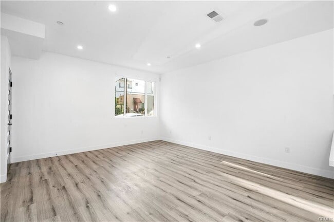 10857 Morrison St in Los Angeles, CA - Building Photo - Building Photo
