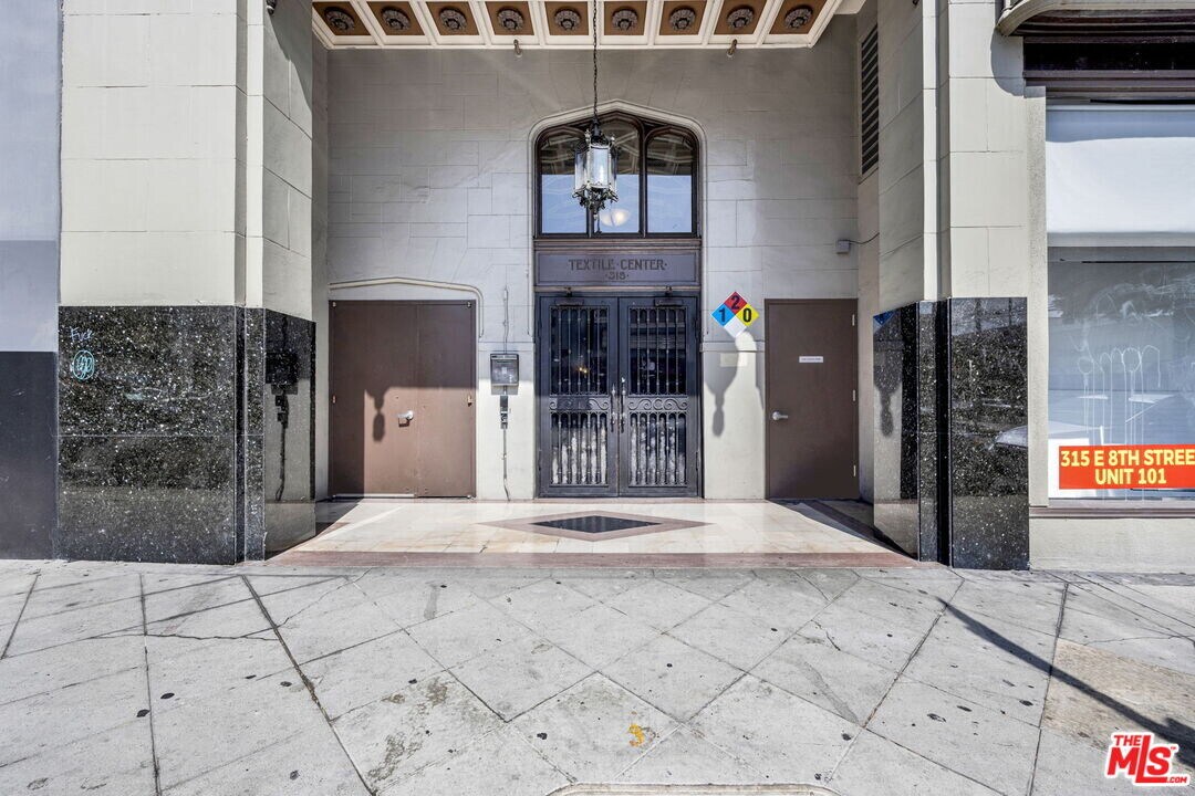 315 E 8th St in Los Angeles, CA - Building Photo