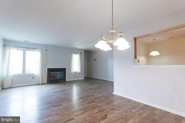 5 Michele Ct in Levittown, PA - Foto de edificio - Building Photo