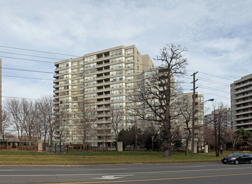 11 Townsgate Dr in Vaughan, ON - Building Photo