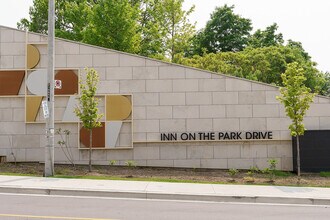 10 Inn On The Pk Dr in Toronto, ON - Building Photo - Building Photo
