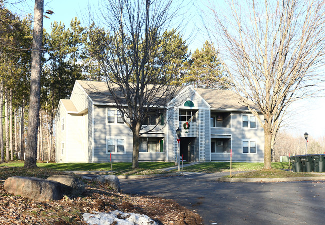 Christopher Court in Phoenix, NY - Foto de edificio - Building Photo