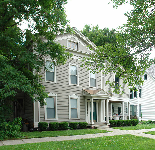 604 N Broadway in Saratoga Springs, NY - Foto de edificio - Building Photo