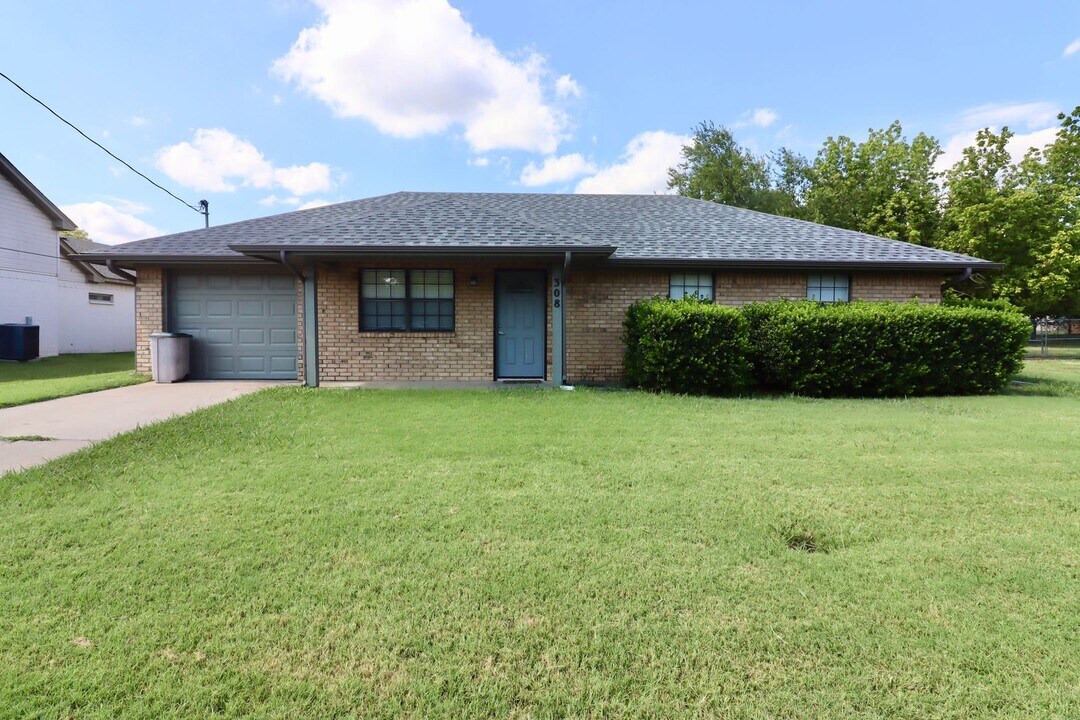 308 W 5th St in Weatherford, TX - Building Photo