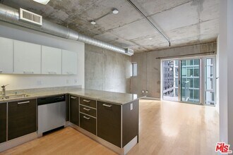 645 W 9th St in Los Angeles, CA - Building Photo - Building Photo