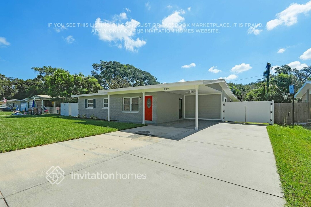 909 Skyview Dr in Brandon, FL - Building Photo
