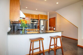 1760 N Northlake Way, Unit 126 in Seattle, WA - Foto de edificio - Building Photo