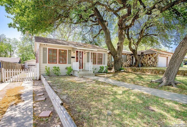 1244 Bailey Ave in San Antonio, TX - Building Photo - Building Photo