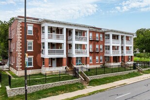Oasis on Linwood in Kansas City, MO - Building Photo
