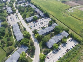 955 Westmoreland Dr in Vernon Hills, IL - Foto de edificio - Building Photo