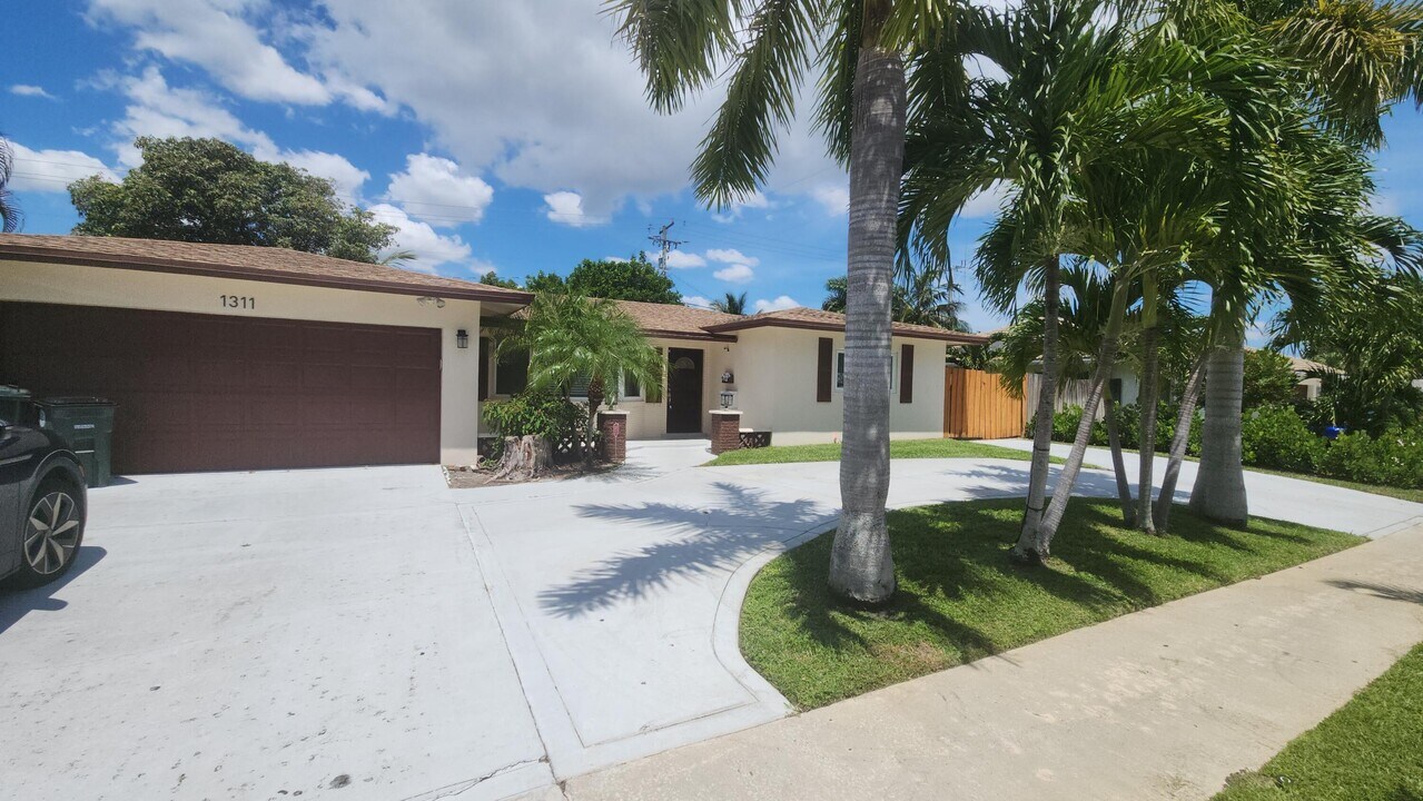 1311 SW 12th Ave in Boca Raton, FL - Building Photo