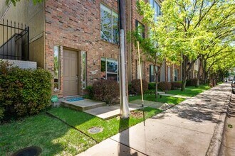 2718 Floyd St in Dallas, TX - Foto de edificio - Building Photo