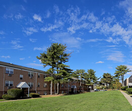 Colonial Village Apartments in New Castle, DE - Building Photo - Building Photo