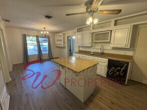 879 N Lydia Ave in Stephenville, TX - Building Photo - Building Photo