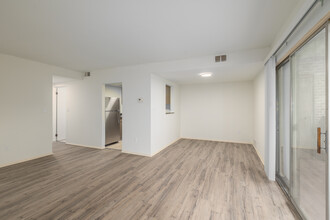 Village Square in Pittsburgh, PA - Building Photo - Interior Photo