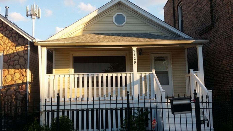 2129 W Gladys Ave in Chicago, IL - Building Photo