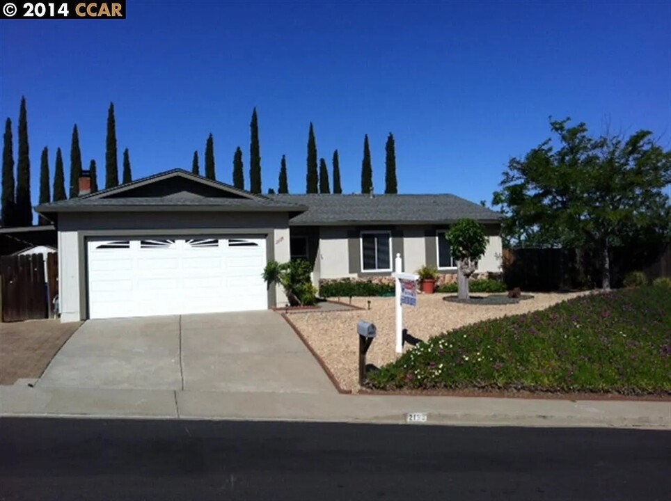 2139 Chestnut Dr in Pittsburg, CA - Building Photo