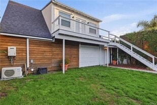 242 W 17th St, Unit Extra Large Detached ADU With Private Garage in San Pedro, CA - Building Photo