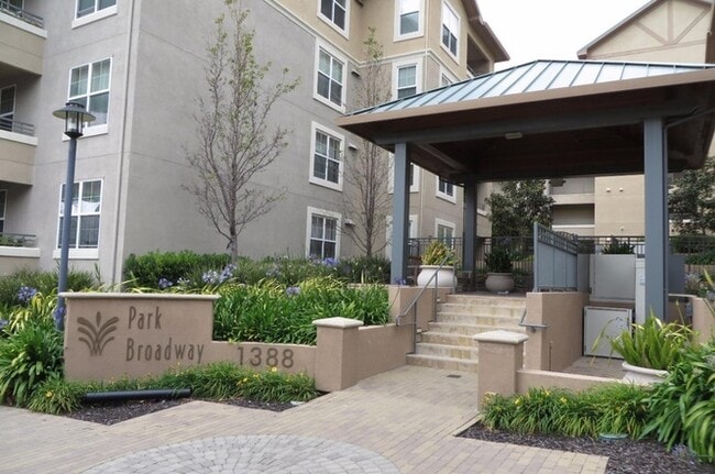 1388 Broadway, Unit 211 in Millbrae, CA - Foto de edificio - Building Photo