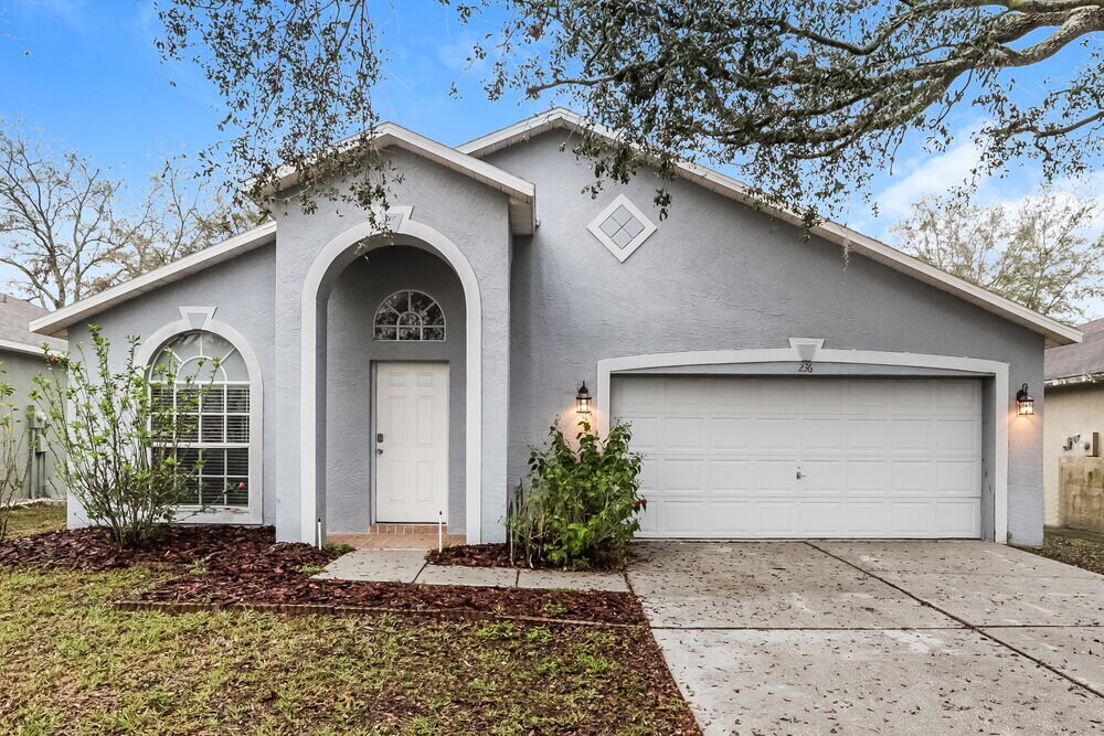 236 Chardonnay Pl in Valrico, FL - Building Photo
