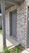 813 Vlg Brk Dr in Willis, TX - Building Photo - Building Photo