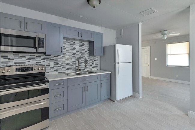562 W 4th St, Unit 0916 in Riviera Beach, FL - Building Photo - Building Photo