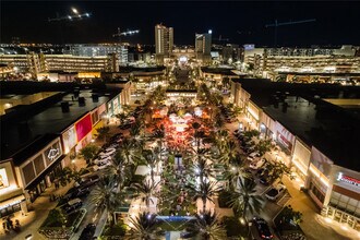 120 N Compass Way in Dania Beach, FL - Foto de edificio - Building Photo