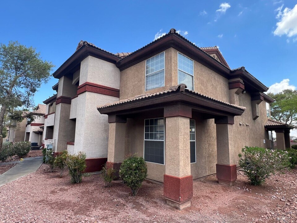 231 W Horizon Ridge Pkwy in Henderson, NV - Building Photo