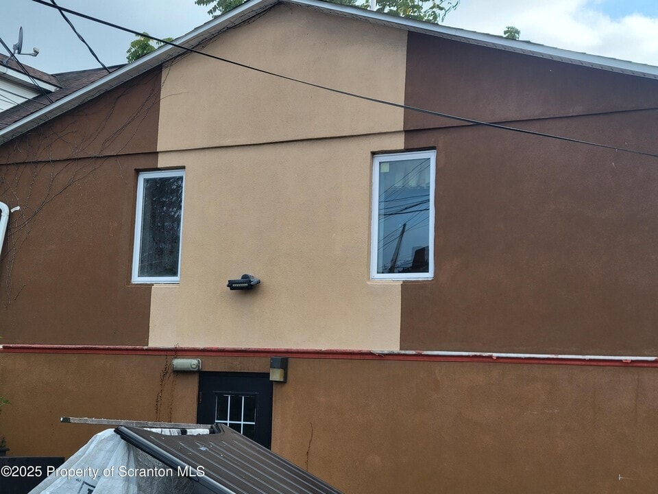 98 Bridge St in Tunkhannock, PA - Building Photo