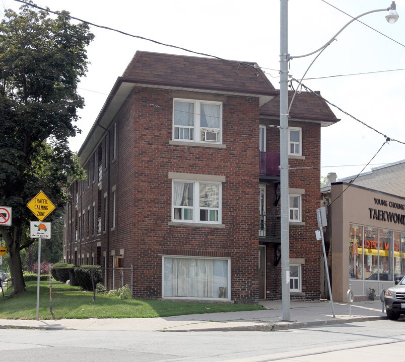 40 Vaughan Rd in Toronto, ON - Building Photo