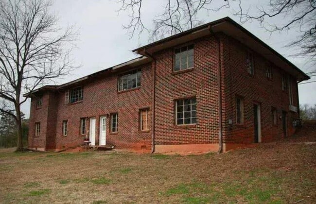 property at 305 W Oak St