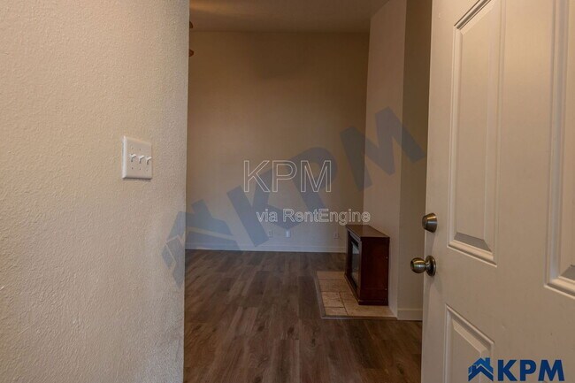 2055 Pawnee Way in Stockton, CA - Building Photo - Building Photo