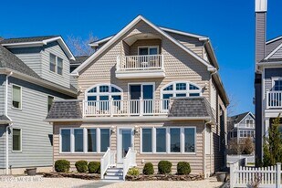 556 Riverside Dr in Manasquan, NJ - Building Photo