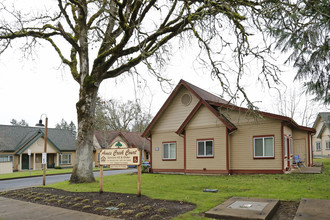 Ames Creek in Sweet Home, OR - Foto de edificio - Building Photo