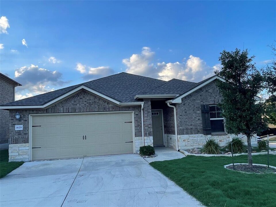 1629 Dubiel Dr in Leander, TX - Building Photo