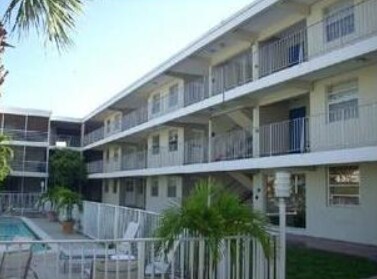 1100 NE 1st Ct, Unit 210 in Hallandale Beach, FL - Foto de edificio - Building Photo