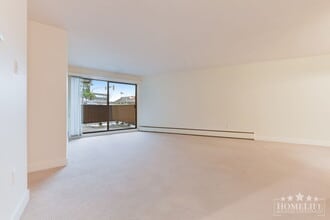 15020 North Bluff Rd in White Rock, BC - Building Photo - Building Photo