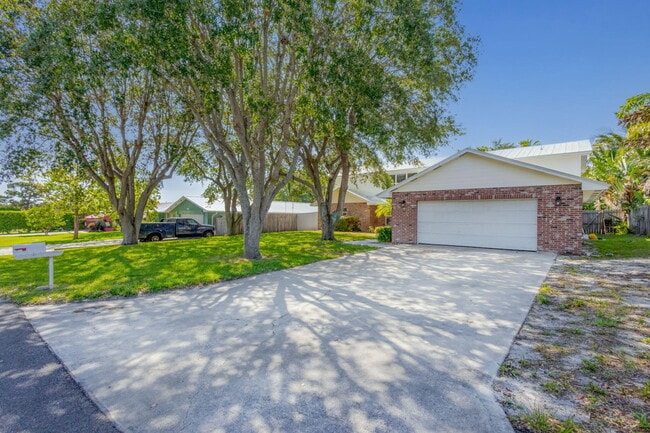 8888 SE Colony St in Hobe Sound, FL - Building Photo - Building Photo