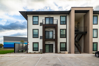 Plazzio Place Apartments in Wichita, KS - Foto de edificio - Building Photo