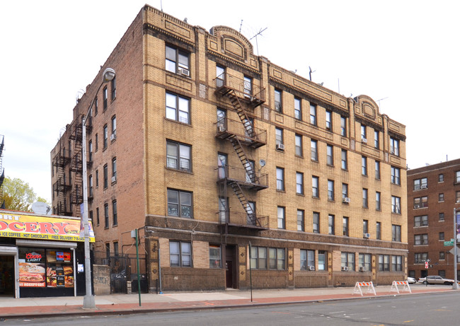 3801 Review Place in Bronx, NY - Foto de edificio - Building Photo