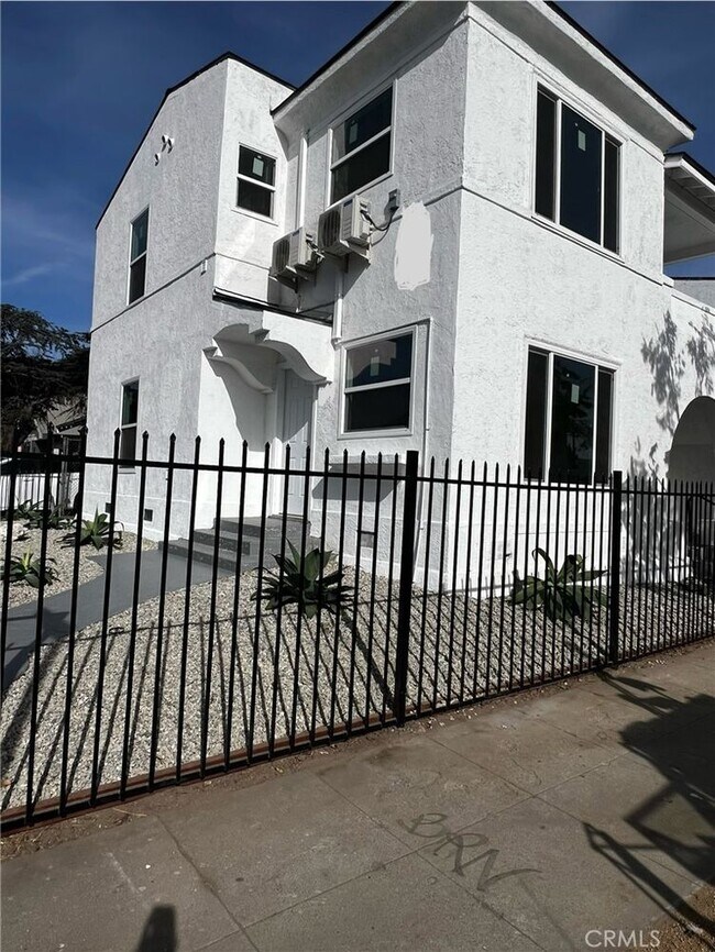 1125 W 43rd St in Los Angeles, CA - Building Photo - Building Photo