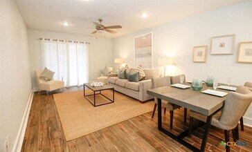 104 Cove E, Unit 107 in Horseshoe Bay, TX - Foto de edificio - Building Photo