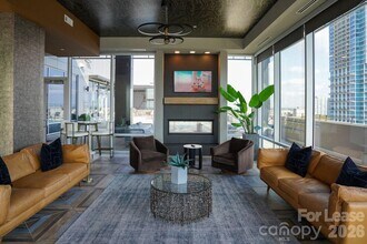 500 W Trade St in Charlotte, NC - Building Photo - Building Photo