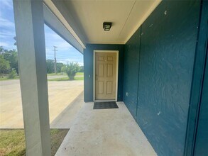 513 W China St in Lockhart, TX - Building Photo - Building Photo