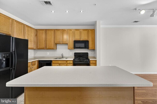 12001 Market St in Reston, VA - Foto de edificio - Building Photo